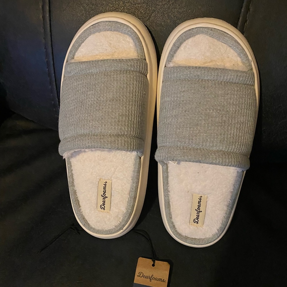 Dearfoams Light Gray and Cream Open-Toe Slippers